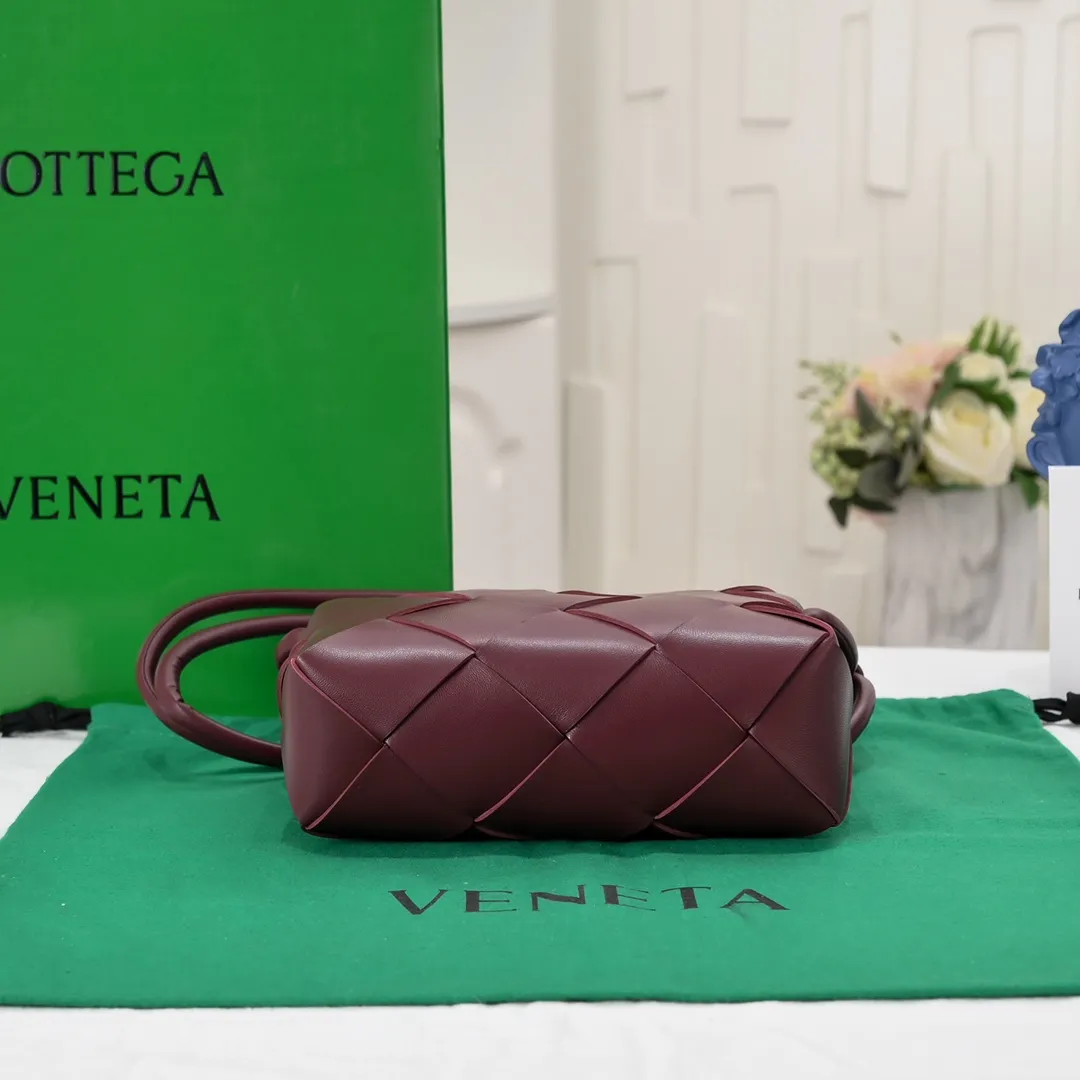 Batch 1360 #BV New Cassette camera bag📷Classic sheepskin woven material, matte texture, soft and delicate, high-end fashionable and unobtrusive. Clever handwork makes its structure very three-dimensional, so it also brings a large capacity, the bag body is very simple and attractive, giving everyone a fashionable and interesting visual experience. Zipper opening and closing, practical, lightweight when carried on the body, and the upper body has an American feel and is a bit playful and cute [Hey ha] Size: 22x14x10, Model: 6600#